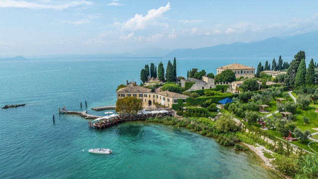 Travel book: One of the particularly beautiful places on the lake is Punta San Vigilio, a headland between Garda and Torri del Benaco.