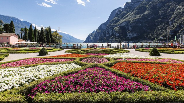 Travel book: In Riva del Garda the lake promenade is full of flowers.