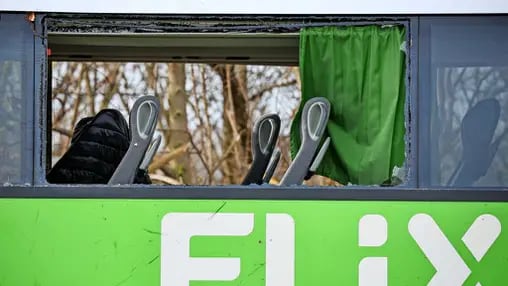 A Flixbus crashed on the A9 near Leipzig on Wednesday morning.  Several passengers were killed or seriously injured in the accident.  The vehicle had started in Berlin in the morning and was supposed to drive to Zurich.