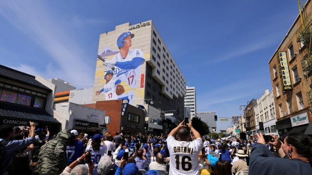 Baseball star Shohei Ohtani: Celebrity in Lionel Messi spheres: Presentation of an Ohtani mural in Los Angeles.