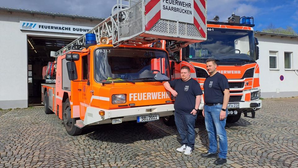 Shortly before the Schkeuditzer Kreuz on the A9, the Flixbus left the road and tipped to the side on the adjacent embankment.  Christian Montada (left) and Torsten Ludwig helped on site and looked after the injured.