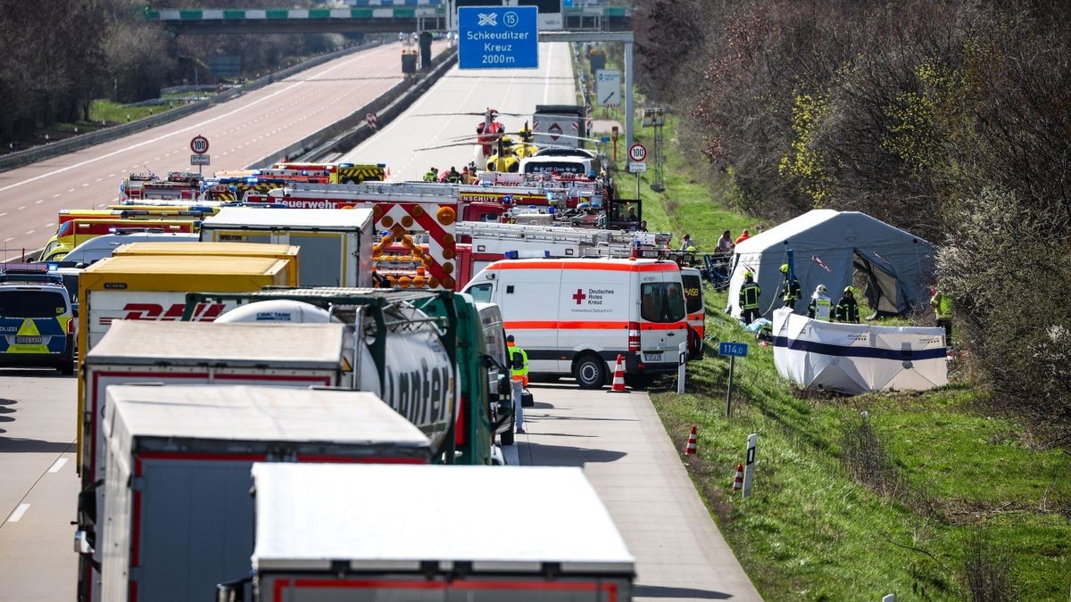 Four people were killed in an accident with a coach on the A9 near Leipzig.