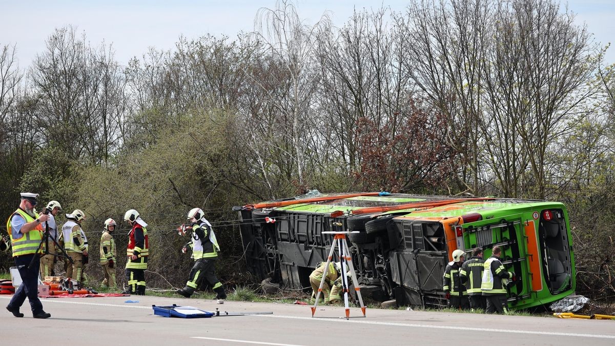 A Flixbus is tilted to the side at the scene of the accident on the A9.