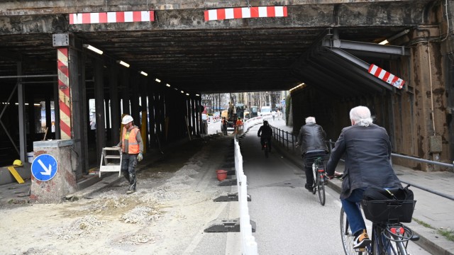 Bridge renovation: Only cyclists and pedestrians can now pass the Lindwurm underpass into the city.