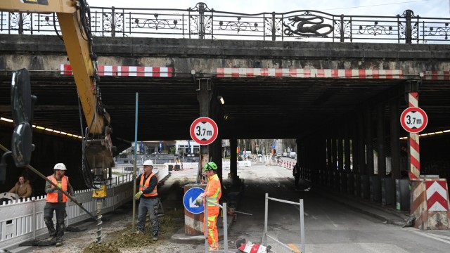 Bridge renovation: Preparatory work for demolition has begun on the side of the Lindwurm underpass leading into the city.