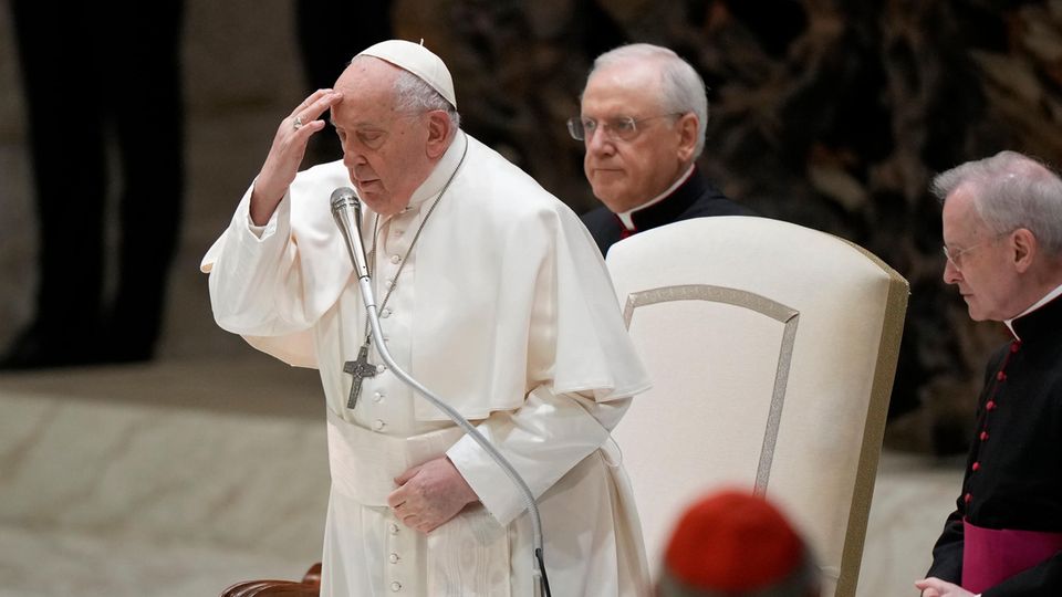 Pope Francis crosses himself