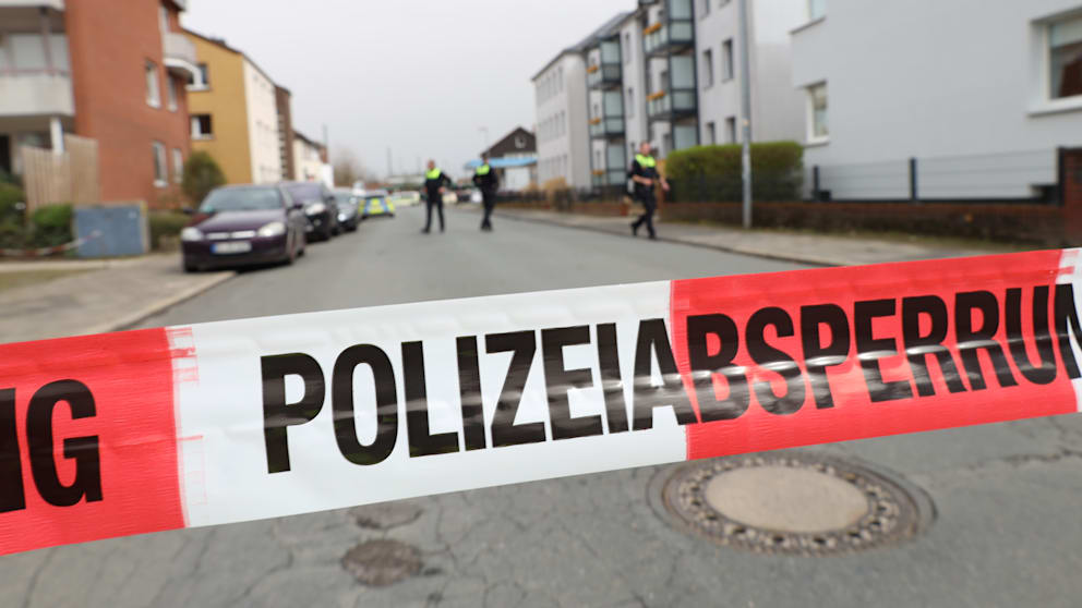 Polizeibeamte haben die Friedrichstraße mit rot-weißem Flatterband abgesperrt