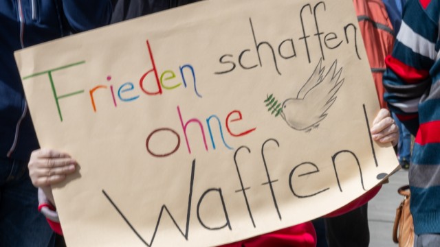 Easter march in Munich: "Creating peace without weapons"demands this participant.