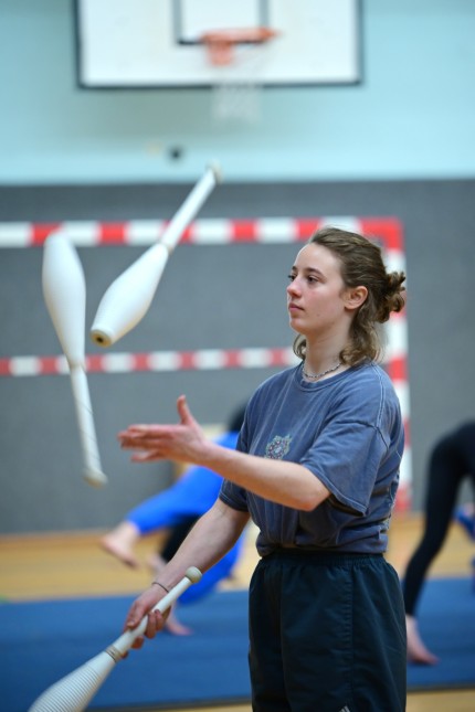 20 years "Circus Leopoldini": Keeping an eye on the clubs: Valerie Weindel, 19, seen here juggling, is in the final round with her application for the Rotterdam Circus School.