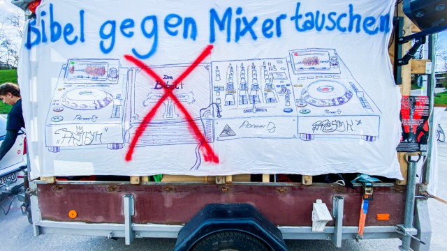 Actions against the dancing ban in Bavaria: The demonstration against the dancing ban marched through the city in 2023 with musical floats.  For logistical reasons, we will remain stationary at Königsplatz in 2024.