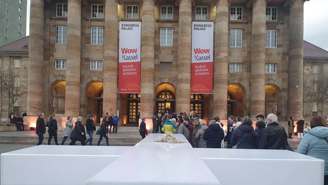 Vor dem Kongress Palais liegt das Kreuz, das nachher zum Friedrichsplatz getragen wird