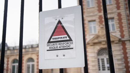 A poster of the Vigipirate plan in front of a high school in the town of Neuilly, in Hauts-de-Seine (illustrative photo).  (LAURE BOYER / HANS LUCAS / AFP)