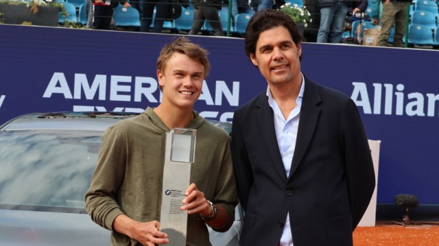 BMW Open: The 2023 tournament winner, Holger Rune (left), with Iphitos board member Fabian Tross.