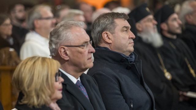 Catholic Church: Prime Minister Markus Söder took part in the service, as did Interior Minister Joachim Herrmann (center) and his wife Gerswid.