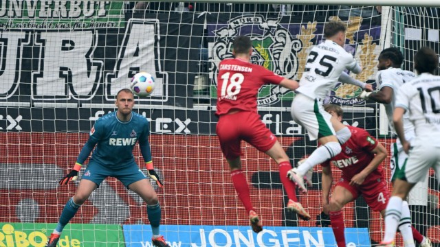 25th matchday of the Bundesliga: Mönchengladbach's Robin Hack (left) scores the 2-2 against strong Cologne on a pretty crazy afternoon.