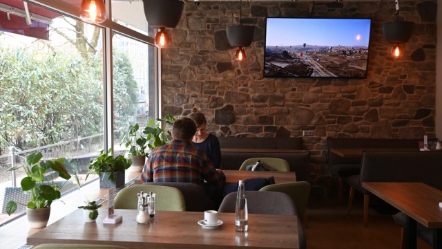 Café Violin: Cozy atmosphere in the Turkish breakfast café Violin with an outdoor area.
