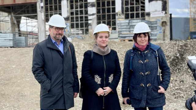 Creative quarter at Leonrodplatz: on-site appointment at the Tonhalle: city director Detlev Langer, construction officer Jeanne-Marie Ehbauer and the chairwoman of the Neuhausen-Nymphenburg district committee Anna Hanusch from the Greens.