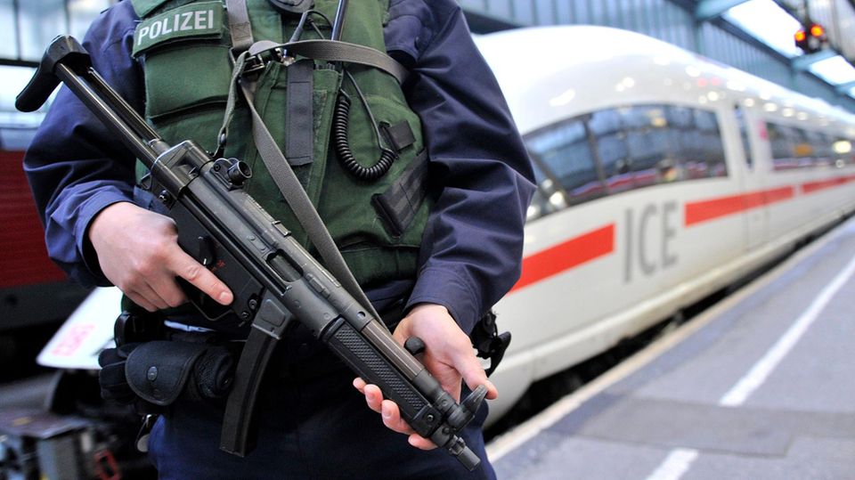 In times of increased terrorist threat, a familiar image in Germany: a police officer with a submachine gun at the train station