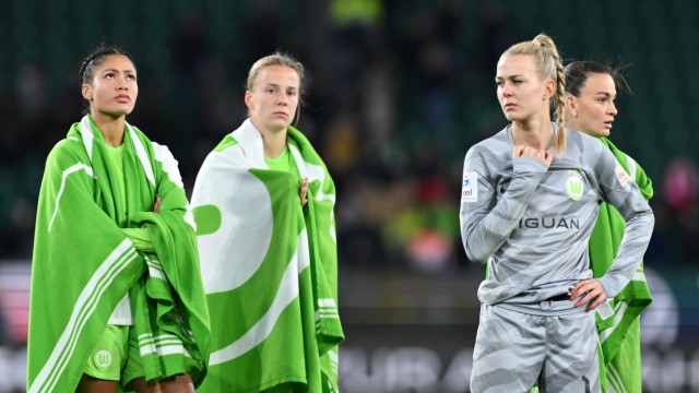 FC Bayern in the Women's Bundesliga: What does the defeat against FC Bayern mean for VfL Wolfsburg?  Initial disappointment for Sveindis Jonsdottir (left) and DFB goalkeeper Merle Frohms (right).