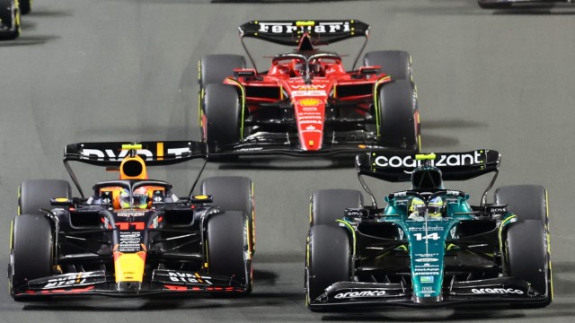 Formula 1: In Jeddah, Fernando Alonso in the Aston Martin (right) was first happy with third place, then not - and finally again.