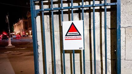 Illustrative image of a Vigipirate sign indicating the level "emergency attack", on November 2, 2023 in Paris.  (AMAURY CORNU / HANS LUCAS / AFP)