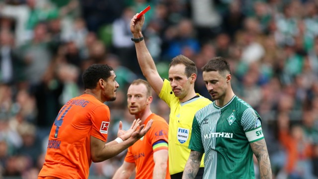 VfL Wolfsburg: First scored 1-0, then sent off with a red card: Wolfsburg's Maxence Lacroix (left) had a varied day at work in Bremen.