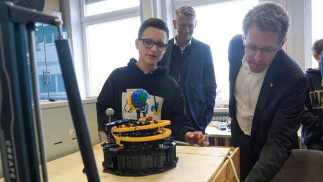 Northvolt boss Peter Carlsson: Northvolt presents itself as an employer.  Company boss Peter Carlsson (center) and Daniel Günther (right), Prime Minister of Schleswig-Holstein, visiting the Werner Heisenberg Gymnasium.  Student Bruno Jeche shows them the star system, built from Lego bricks.