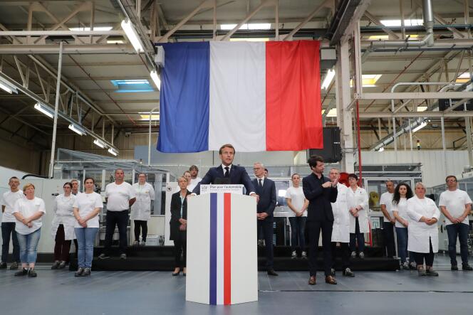 Emmanuel Macron in a factory of the manufacturer Valeo, in Etaples (Pas-de-Calais), May 26, 2020.