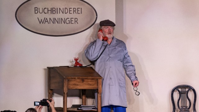 Karl Valentines "Buchbinder Wanninger" in the Deutsches Theater: Fred Dörfler, here in the title role of bookbinder Wanninger, is himself considered a Valentine specialist, as he is performing a solo program with texts and songs by the great word acrobat.