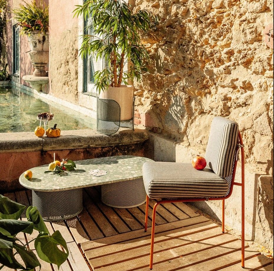 Metal and terrazzo, key materials of the Riviera terrace