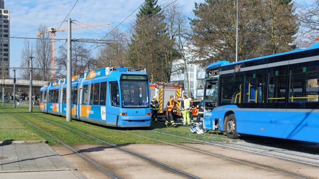 Englschalkinger Straße: A bus collided with a tram on Friday for reasons that are still unclear.