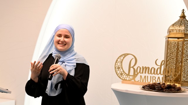 Ramadan: Delila Kalebic sings for guests and hosts before they go to the richly laid tables.