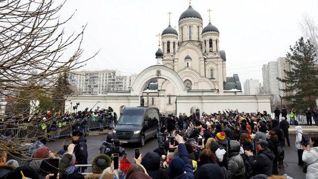 Widow of Kremlin critic Navalny: A hearse stands in front of the church in honor of the icon of the Mother of God "Ease my grief" in the Marjino district of Moscow between people.