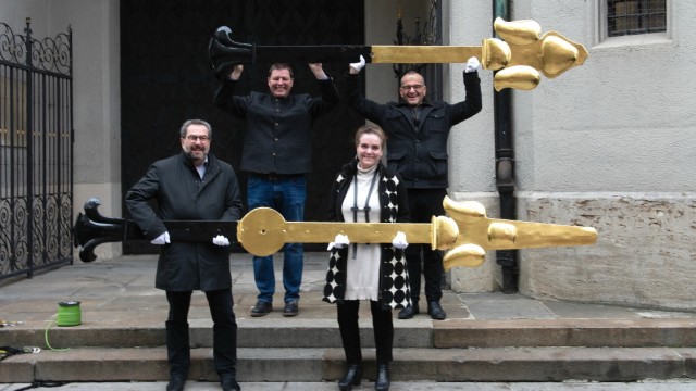 New hands for Old Peter: On the ground you can see how big the hands are.  In the front picture: construction officer Jeanne-Marie Ehbauer and Detlev Langer from the construction department, behind them Pastor Daniel Lerch and tower keeper Joachim Wallner.