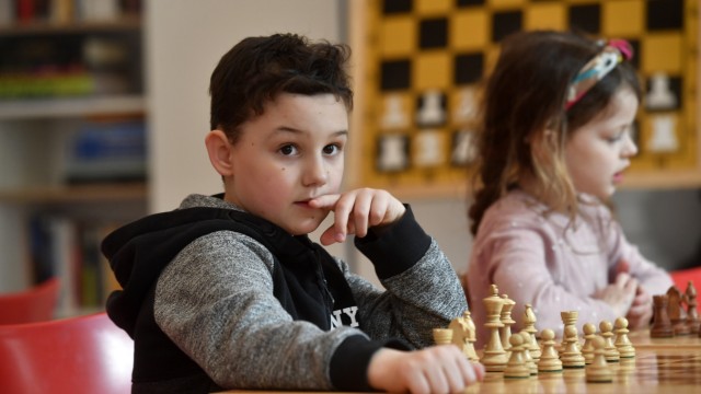Tipps für Kinder in den Osterferien: Spielerische Flexibilität: Sich gedanklich auf beide Seiten des Brettes zu setzen, lernen Kinder in den Ferienkursen der Münchener Schachakademie.