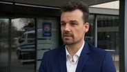 Philipp Hasse, head of the press office of the Hanover State Criminal Police Office, in an interview about the police operation in Berlin (RAF search).  © NDR 