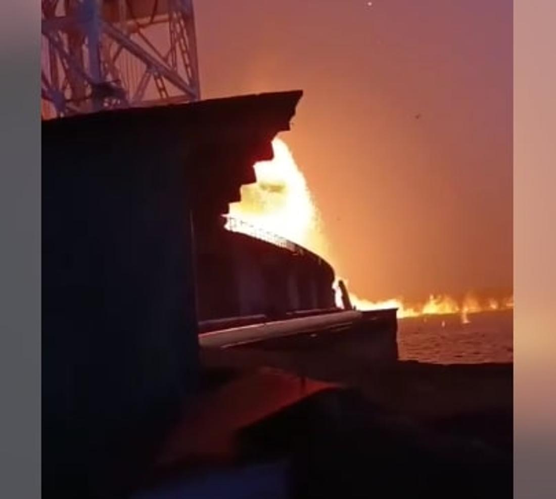Eine Explosion nach einem Raketenangriff auf Dnipro Staudamm