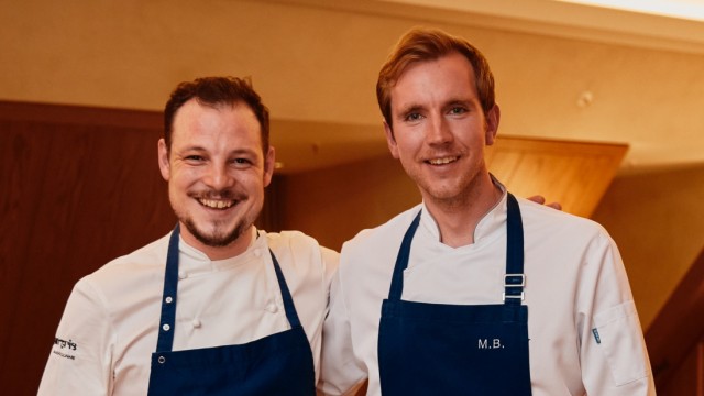Luxury gastronomy in a luxury hotel: Hand in hand for dinner: Benjamin Chmura from Tantris and Matthias Brenner, the Rosewood chef.
