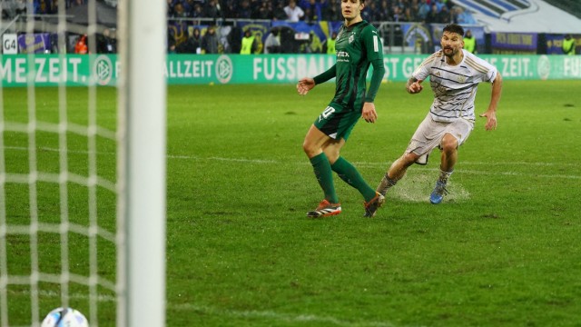 Saarbrücken also beats Gladbach: Kai Brünker scores the winning goal from the puddle.