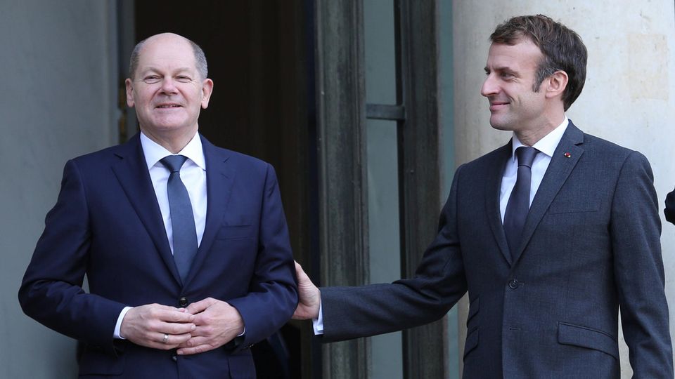 Scholz and Macron in front of the Élysée Palace