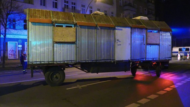 Red Army Faction: Burkhard Garweg is said to have temporarily lived in this trailer in Berlin-Friedrichshain - the police transported him away on Monday morning for further investigations.