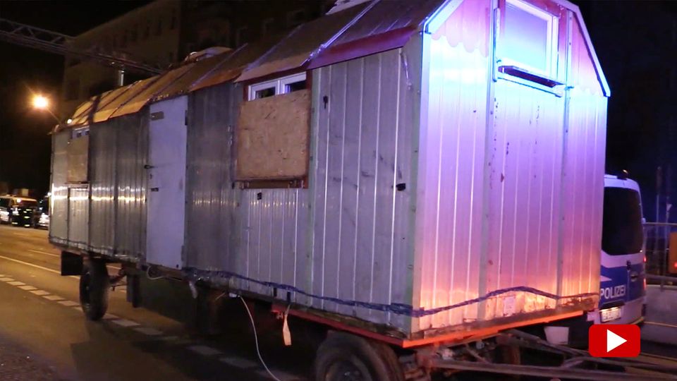 Search for ex-RAF terrorists: Investigators transport suspected Garweg construction trailer
