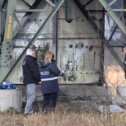 Police are investigating a damaged electricity pylon in a field.  In the Tesla car factory in Grünheide, production is at a standstill due to the resulting power outage.  (Source: dpa/Gollnow)