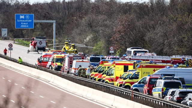 Saxony: Emergency vehicles and rescue helicopters are on the A9 at the scene of the accident.