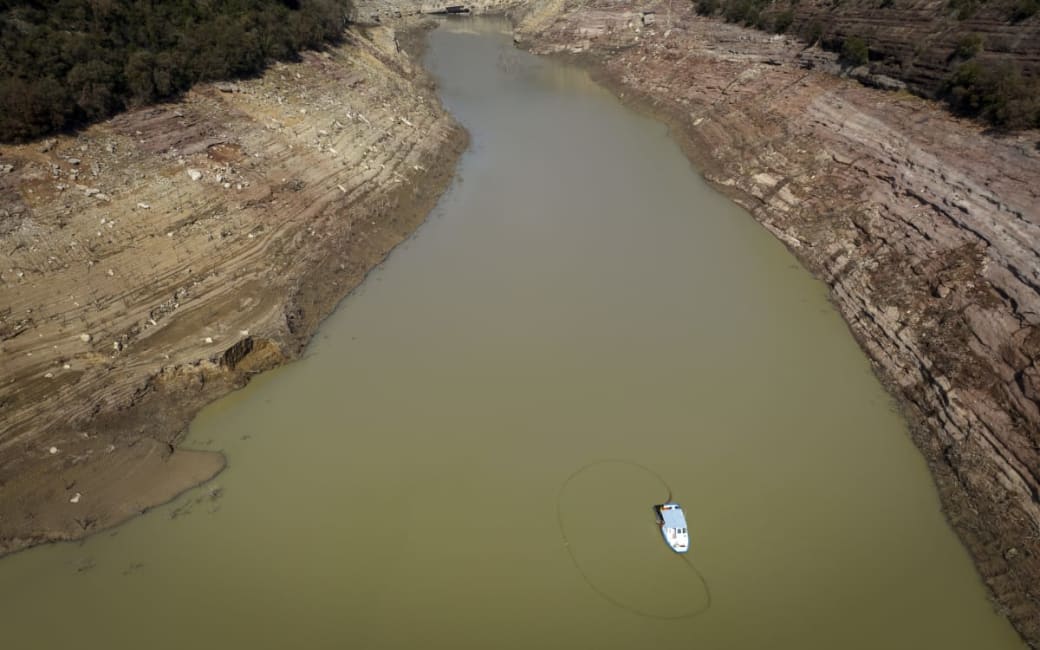 Spain, Vilanova de Sau: Fishermen use a net to catch fish that would hardly survive in the oxygen-poor water in order to protect the drinking water in the Sau reservoir, about 100 km north of Barcelona.  Photo: Emilio Morenatti/AP/dpa