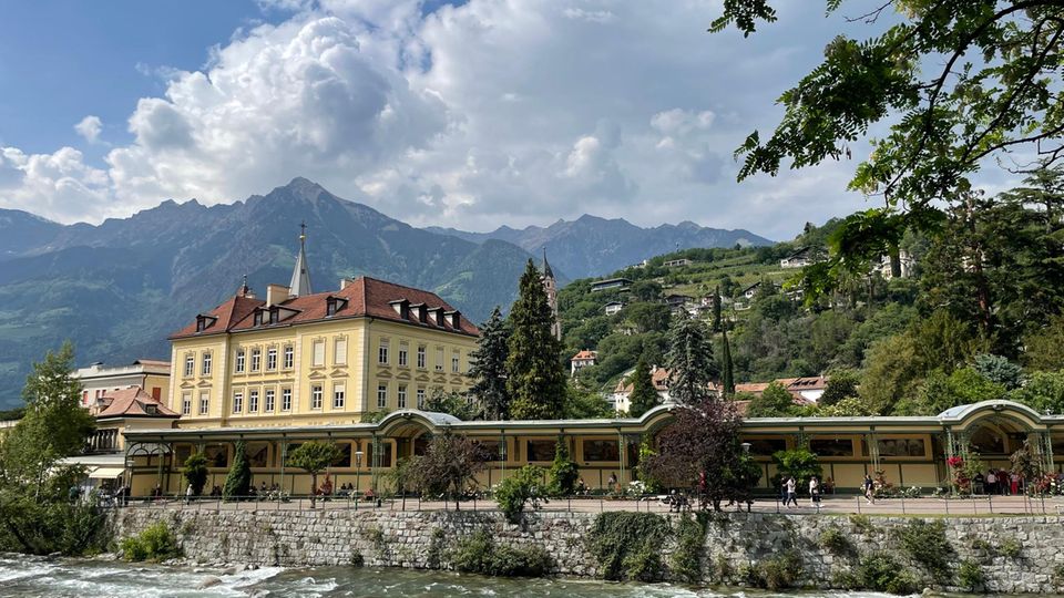 The view from the Sissi Promenade to the Merano Wandelhalle