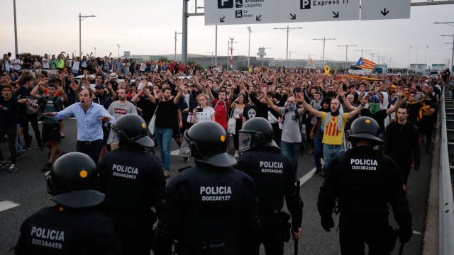Spain: The riots at Barcelona airport on October 14, 2019. Spain's highest court accuses Puigdemont of being involved in organizing the protest.