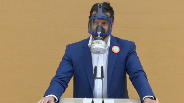 Tightening of the law: AfD MP Stefan Löw stood at the lectern in the state parliament wearing a gas mask in the summer of 2020.