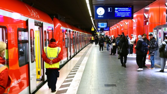 Deutsche Bahn and Lufthansa: The S-Bahn trains are running according to an emergency timetable during the strike.