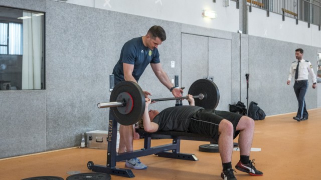 Sports test for police candidates: When doing the bench press, the students have to lift 60 percent of their own body weight.  Tom Nitsche provides support if necessary.